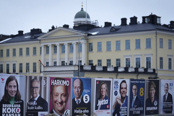 Finn elnökjelöltjek kampányplakátjai a helsinki államfői palota előterében 2024. január 27-én. Az elnökválasztás első fordulóját január 28-án tartották Finnországban. Fotó: MTI/AP/Szergej Gric 