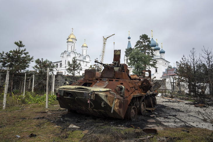 Megsemmisült orosz páncélozott szállító jármű a közelmúltban visszafoglalt kelet-ukrajnai Szvjatogorszkban 2022. október 2-án. Fotó: MTI/AP/Jevhen Maloletka