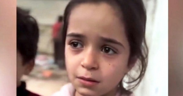 Egy éhes gázai kislány kenyérért sír – a videó, amit mindenkinek látnia kellene