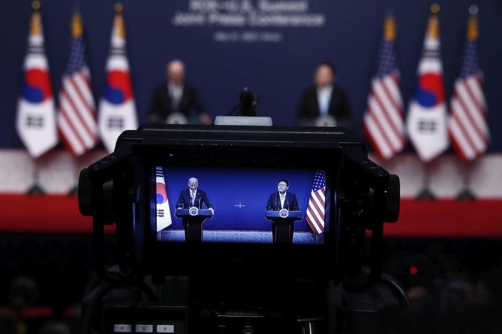 Joe Biden és Jun Szukjol dél-koreai elnök a sajtótájékoztatón. Fotó: EPA/JEON HEON-KYUN
