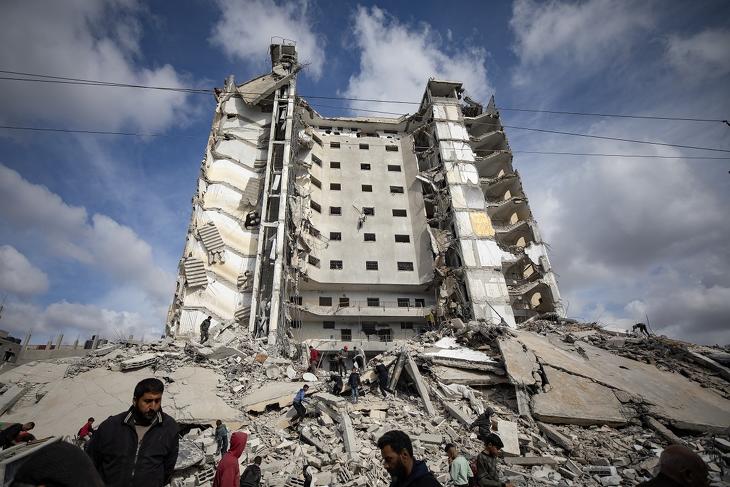 Ezt a toronyházat érte a rakétacsapás. Fotó: EPA / HAITHAM IMAD 