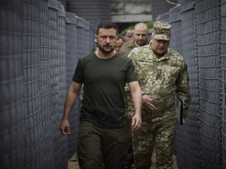 Az ukrán elnöki sajtószolgálat képén Volodimir Zelenszkij ukrán elnök (b) egy erődrendszer építkezésén, a Volinyi területen, egy nem megnevezett helyszínen az Ukrajna elleni orosz háború alatt, 2024. július 30-án. 
