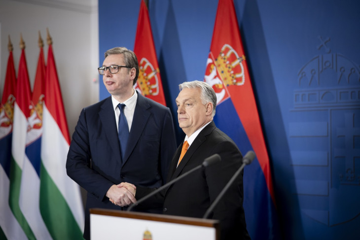 Aleksandar Vučić nemcsak Orbán Viktor kézfogásával, hanem egy magyar állami kitüntetéssel is gyarapodott a nap folyamán
