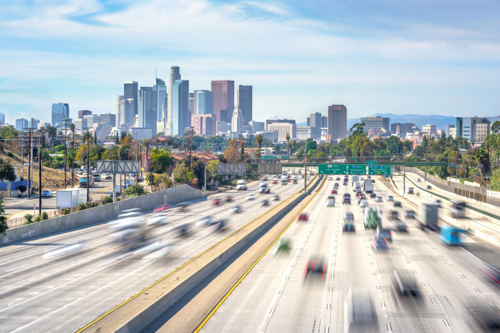 Los Angeles jellegzetes felhőkarcolói - és egy a legalább annyira jellegzetes, soksávos autópályái közül. Megoldható lenne autók nélkül a 2028-as olimpia?