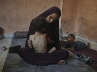 Naima Abu Ful palesztin anya alultáplált kétéves kisfia, Jazan hátát mutatja a Sati belföldi menekülttáborban levő otthonukban, Gáza városában 2025. július 23-án, amikor 111 humanitárius szervezet és emberi jogi csoport közös közleményben hívta fel a figyelmet a tömeges éhínségre a háború sújtotta Gázai övezetben, és a humanitárius segélyek eljuttatását akadályozó izraeli korlátozások feloldását sürgette. 