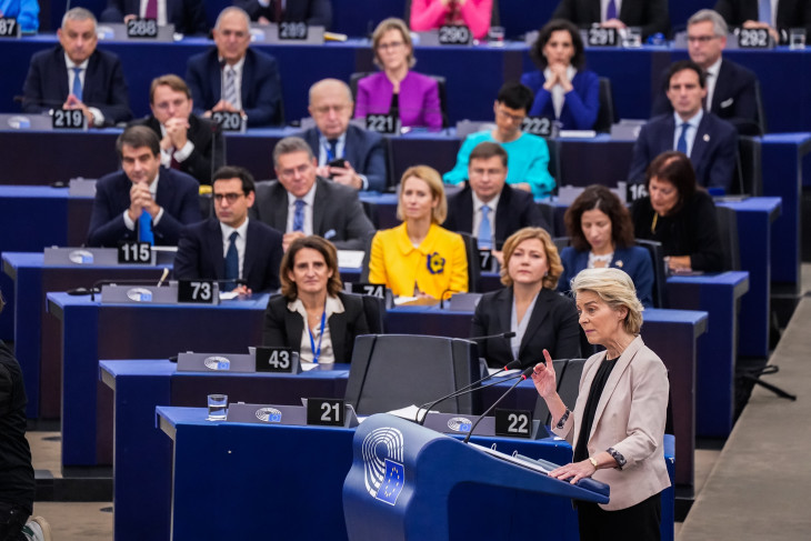 Az előtérben Von der Leyen, a háttérben sárgába öltözve Kaja Kallas, balszélen az utolsó előtti sorban Várhelyi Olivér