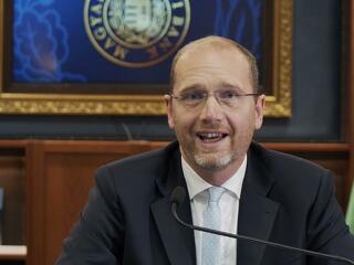 Kiderült, miért zsarolta meg az MNB volt alelnöke az Erste vezérét