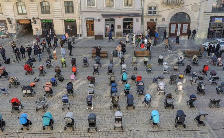 Babakocsikkal demonstrálnak az ukrajnai háború gyermekáldozatainak emlékére a nyugat-ukrajnai Lvivben 2022. március 18-án. Fotó: MTI/EPA