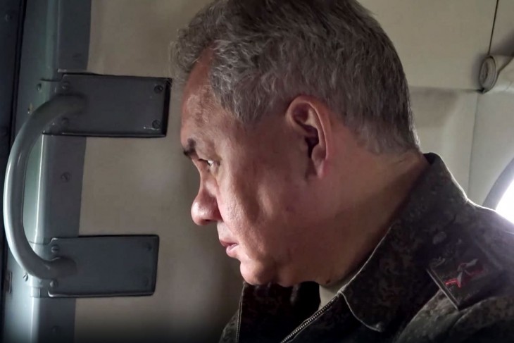 Az orosz védelmi minisztérium sajtószolgálata által közreadott, videóról készült felvétel Szergej Sojgu védelmi miniszterről, aki egy katonai helikopteren utazik az orosz Zapad (Nyugat) csapatok egyik alakulatához egy meg nem nevezett ukrajnai helyszínre 2023. június 26-án. Sojgu először jelent meg a nyilvánosság előtt a hatalomból való távozását követelő Wagner orosz fegyveres csoport június 24-i lázadása óta. Fotó: MTI/AP/Orosz védelmi minisztérium sajtószolgálata