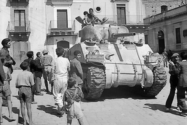 Sherman tank egy szicíliai kisváros utcáján a szövetségesek partraszállása után, 1943 júliusában. Vajon hány karton cigit vitt magával? Fotó: Wikimedia
