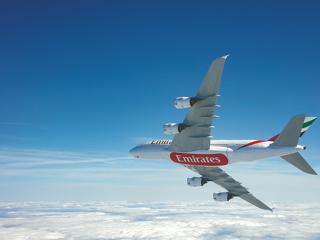 Bocsánatért esedezik a Dubajban történtek miatt az Emirates elnöke, 30 ezer bőrönddel még mindig adósak