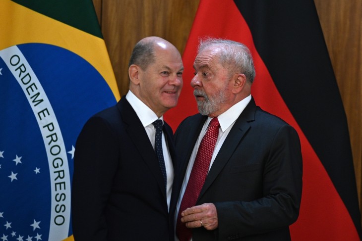 Vannak még bökkenők. Olaf Scholz német kancellár és Lula da Silva brazil elnök találkozója Brazíliavárosban 2023. január 30-án. Fotó: EPA/Andre Borges  