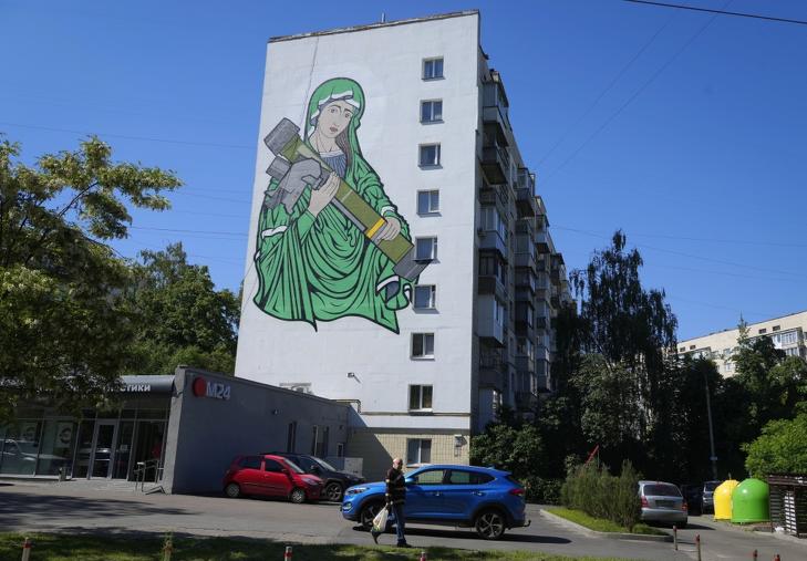 A Szent Javelina című, Szűz Máriát egy Javelin amerikai páncéltörő rakétavetővel ábrázoló falfestmény egy kijevi lakóházon. Fotó: MTI/AP/Efrem Lukackij