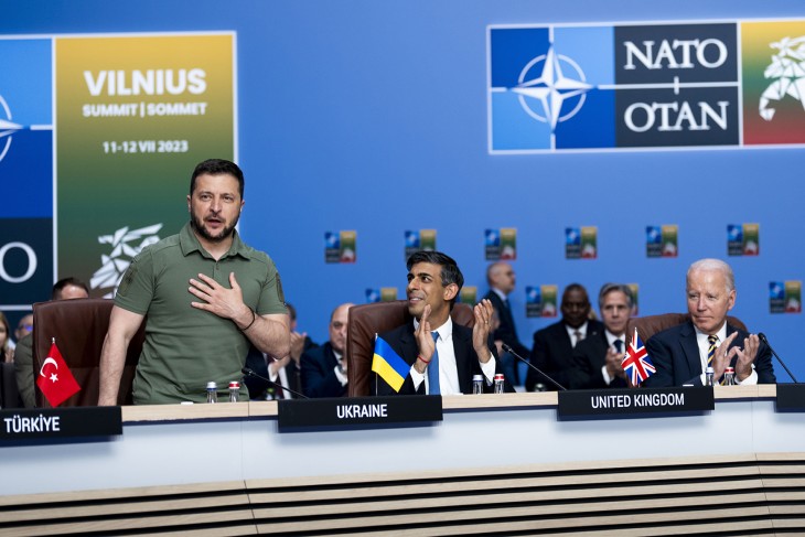 Az elfogadható békéhez erő kell? Volodimir Zelenszkij ukrán elnök beszédét megtapsolja Rishi Sunak brit miniszterelnök és Joe Biden amerikai elnök a NATO-Ukrajna Tanács ülésén a NATO vilniusi csúcstalálkozójának második napján, 2023. július 12-én. Fotó: MTI/AP/The New York Times pool/Doug Mills 
