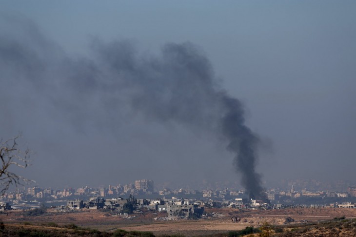 Izraeli légitámadás a Gázai övezet északi részén a dél-izraeli Szderótból nézve 2023. december 2-án. Fotó: MTI/EPA/Atef Szafadi