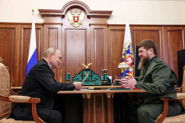 Vlagyimir Putyin orosz elnök fogadja hívét a csecsen hadurat Ramzan Kadirovot