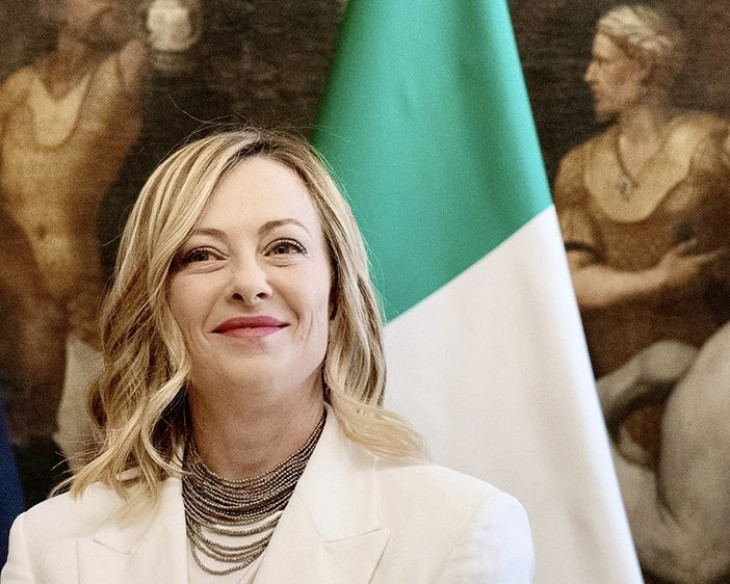 Giorgia Meloni olasz miniszterelnök mosolya töretlen