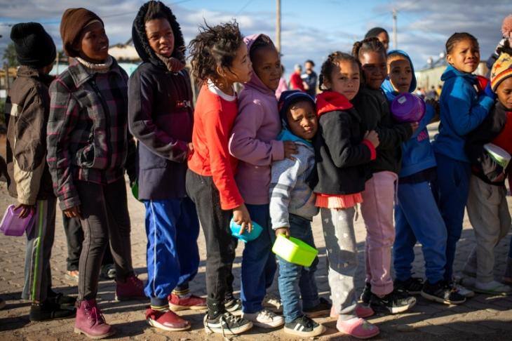 Gyerekek állnak sorba élelemért a dél-afrikai Willowmore-ben 2020. június 12-én. EPA/KIM LUDBROOK