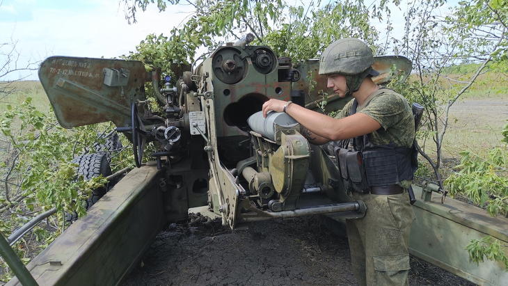 Az ukrajnai oroszbarát szakadár Donyecki Népköztársaság milíciájának tagja 2A36 Hjacint-B 152 mm-es ágyúval készül ukrán célpontot lőni a kelet-ukrajnai Donyecki területen fekvő Jaszinuvata térségében 2022. augusztus 10-én. Fotó: MTI/AP