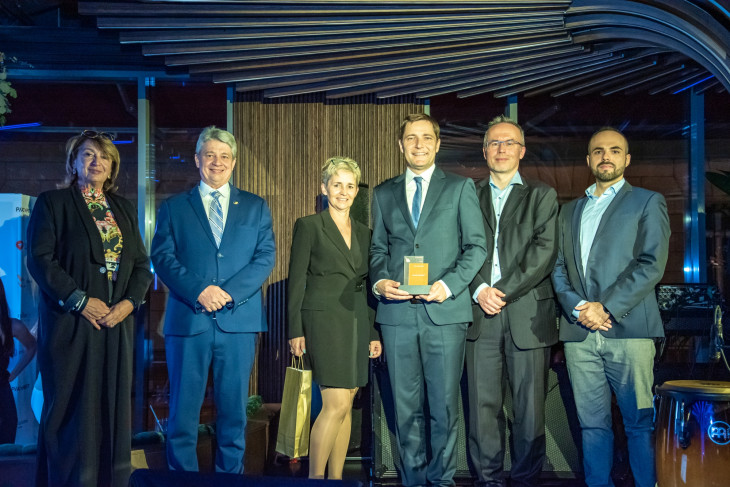 A kép közepén a győztesek: Mezei Magdolna, az Accorde adminisztrációs területért felelős igazgatója és Gyurcsik Attila, az Accorde Alapkezelő vezérigazgatója. A díjakat átadták (balról jobbra): Ács Zsuzsanna, a Privátbankár.hu ügyvezető igzgatója; Ónody Tamás, a Treasury Club Hungary elnöke; Barsi László, a Tigra Zrt. műszaki vezérigazgató-helyettese és Barta Gergő, a Deloitte senior managere.