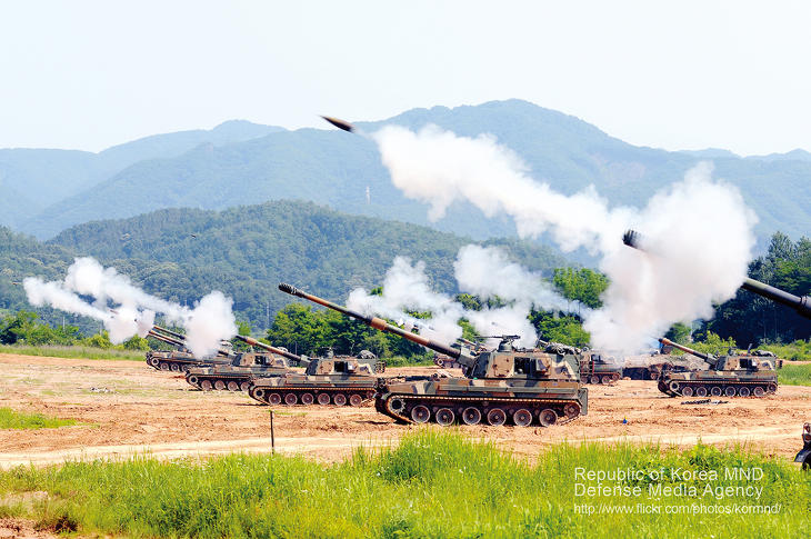 Dél-koreai K-9-es önjáró lövegek gyakorlat közben - mindenre készen kell állni a déli haderőnek? Fotó: Wikimedia/Dél-koreai védelmi minisztérium