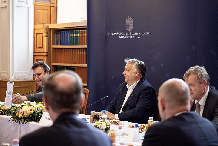 Orbán Viktor és Palkovics László a modellváltó egyetemeket fenntartó 21 alapítvány kuratóriumi elnökeivel (Fotó: MTI/Miniszterelnöki Sajtóiroda/Fischer Zoltán)