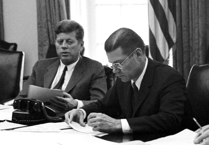 Kennedy elnök és McNamara védelmi miniszter  (Fotó: Wikipedia)