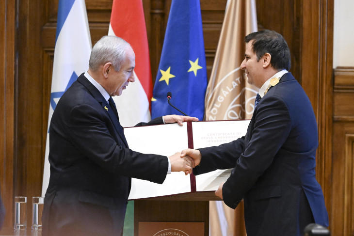 Budapest, 2025. április 4. Benjámin Netanjahu izraeli miniszterelnök (b) átveszi az egyetem tiszteletbeli polgára (Civis Universitatis Honoris Causa) címet Deli Gergely rektortól a Nemzeti Közszolgálati Egyetem (NKE) ünnepségén 2025. április 4-én. 