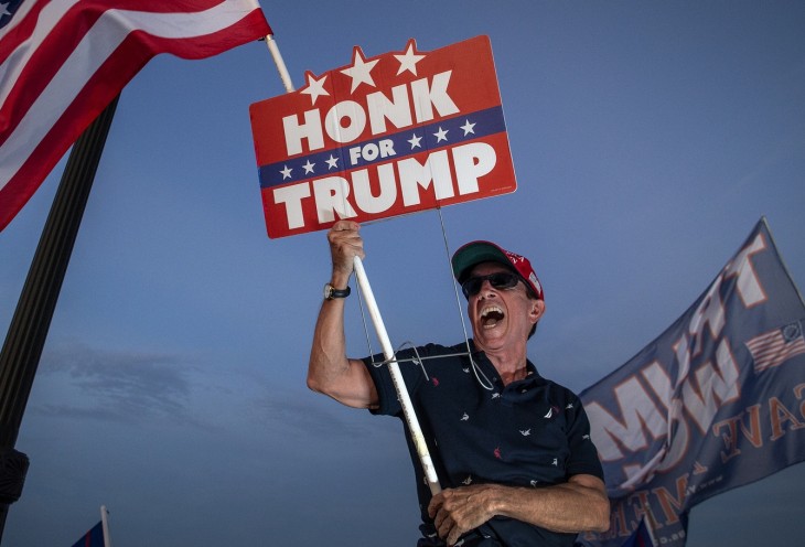 'Dudálj Trumpnak!' - üzeni a tábla, amelyet a volt elnök egy támogatója tart. Fotó: EPA/CRISTOBAL HERRERA-ULASHKEVICH