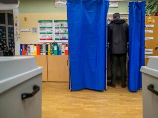 Egyre kevesebb a bizonytalan választó, erősödhetnek a kis pártok