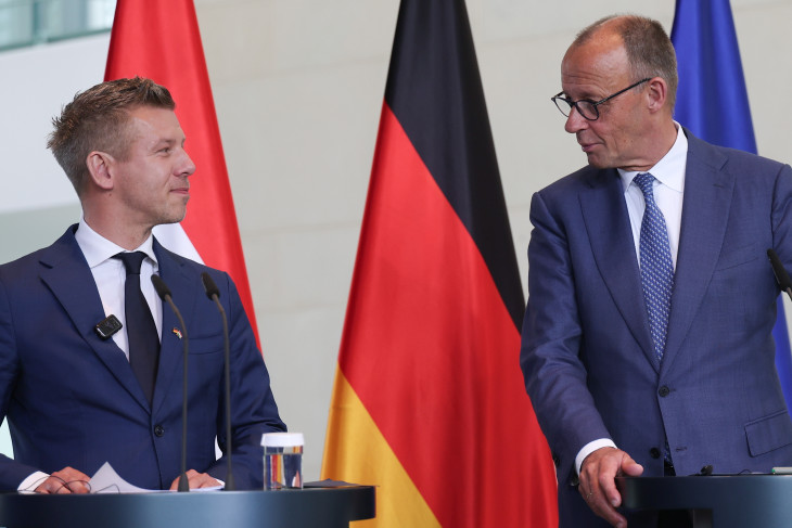 Egyelőre megvan a bizalom &ndash; Magyar Péter és Friedrich Merz a megbeszélésüket követő sajtóértekezleten a berlini kancellárián 2026. június 2-án