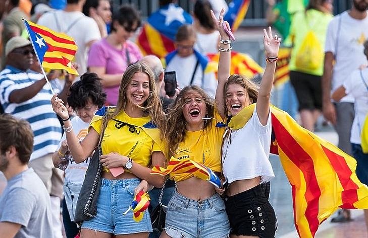 Katalán függetlenségpárti ünneplők. (Korábbi felvétel. Fotó: EPA)