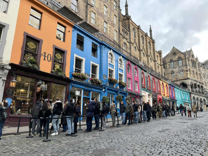 A Viktória királynőről elnevezett utcában már kora reggel beállnak a sorba a rajongók a Harry Potter múzeum előtt