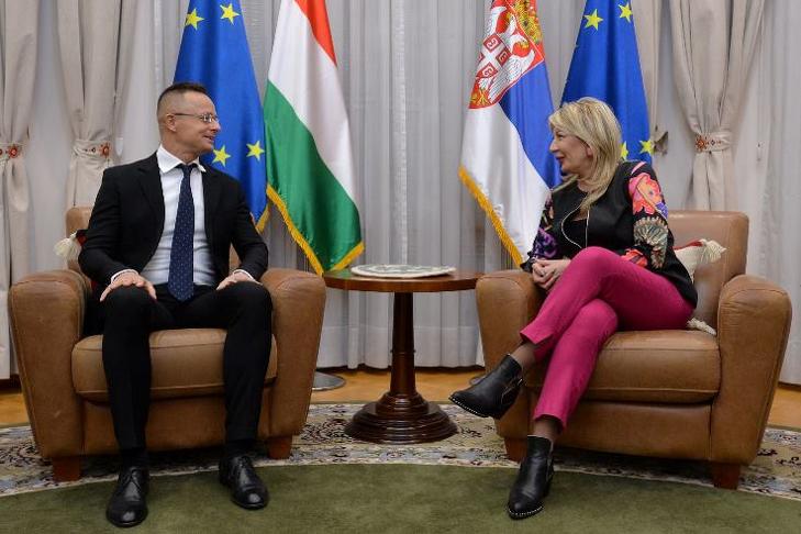 A nap képe: fura nővel fotózták le Szijjártó Pétert   