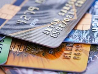 Hogyan és mennyit költöttek a bankkártyások az év végén?