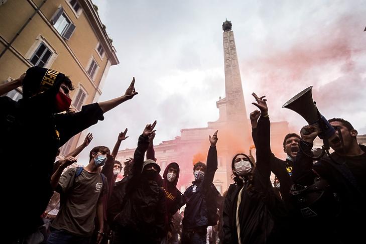 Diákok tüntetnek az iskolákat érintő, koronavírus ellenes szabályok ellen Rómában 2020. szeptember 25-én. EPA/ANGELO CARCONI