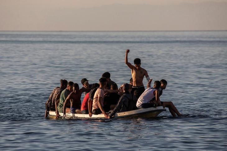 Egy kiskorú bevándorlókkal tömött csónak úton Ceuta felé 2021. május 19-én. EPA/Brais Lorenzo 