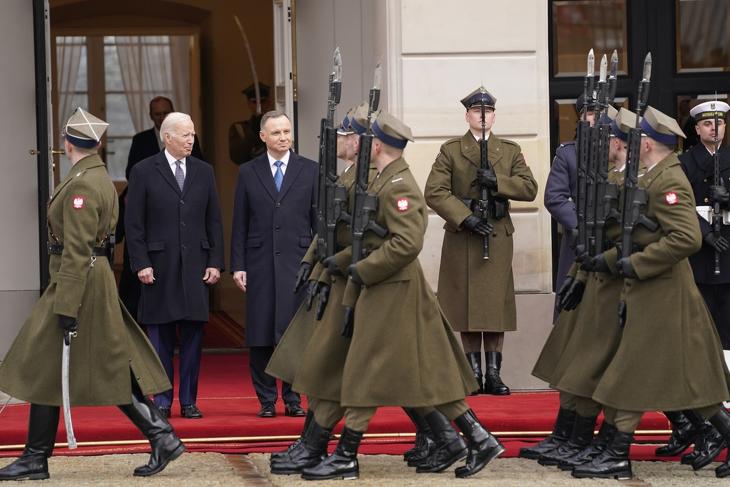 Andrzej Duda lengyel államfő katonai tiszteletadás mellett fogadta Joe Biden amerikai elnököt a varsói államfői rezidencián 2023. február 21-én - most fagyosabbá vált a viszony? Fotó: MTI/AP/Evan Vucci