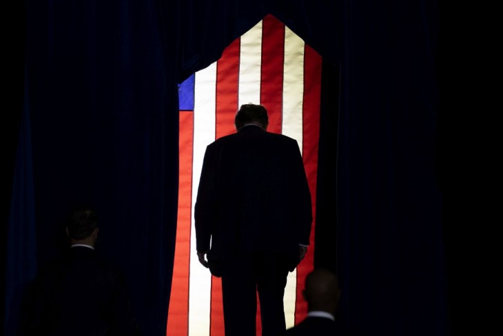 Donald Trump január 20-án, miután részt vett egy kampányrendezvényen. Fotó: EPA/MICHAEL REYNOLDS