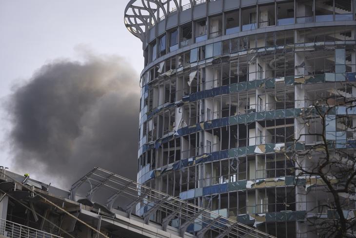 Egy orosz légitámadás következtében súlyosan megrongálódott épület Kijevben, ahol szintén van mit újjáépíteni