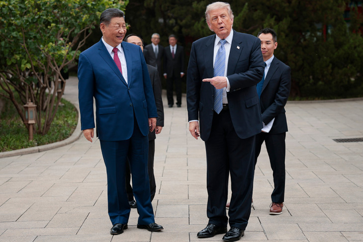 Donald Trump búcsúzik Hszi Csin-pingtől, amint távozik a pekingi Csungnanhajból, a kínai állami és pártvezetőknek otthont adó egykori császári palotaegyüttesből 2026. május 15-én - keveset vitt magával