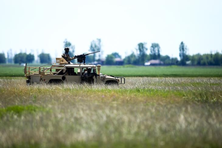 Nem újdonság az amerikai katonai technika Romániában - román katonák egy Humvee-ban, 2019-ben. Fotó: Depositphotos