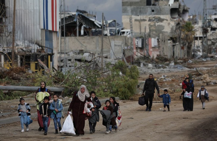 Palesztinok sétálnak Gáza déli része felé. Fotó: EPA/MOHAMMED SABER