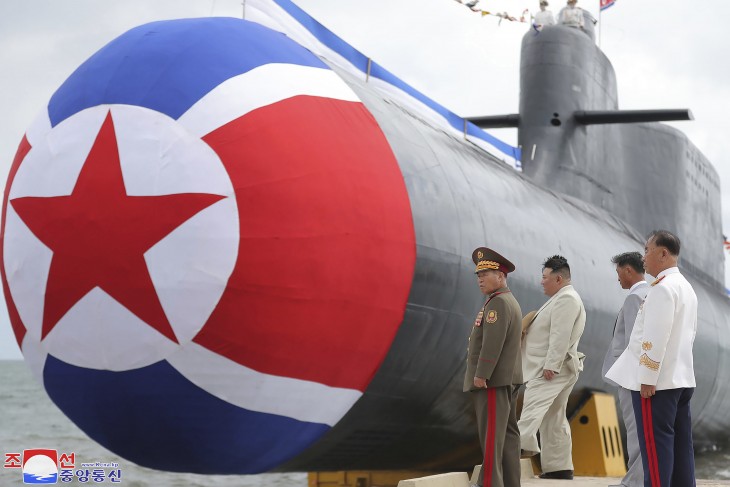 A KCNA észak-koreai állami hírügynökség által 2023. szeptember 8-án közreadott képen Kim Dzsong Un elsőszámú észak-koreai vezető, a Koreai Munkapárt főtitkára, a Nemzetvédelmi Bizottság első elnöke (b2) részt vesz a Hős Kim Kun Ok nevű taktikai nukleáris támadó tengeralattjáró vízre bocsátási ceremóniáján egy meg nem nevezett helyszínen szeptember 6-án. Fotó: MTI/AP/KCNA/KNS 
