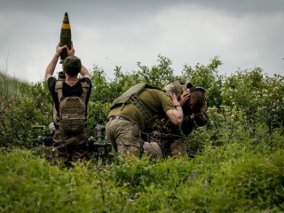 Ukrán katonák aknavetővel lőnek Donyeck közelében 2023. május 23-án. Fotó: EPA/OLEG PETRASYUK