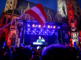  Herbert Kickl, a szélsőjobboldali Osztrák Szabadságpárt (FPÖ) elnöke beszél támogatóihoz a Bécsben tartott kampányzáró eseményen 2024. szeptember 27-én, két nappal az osztrák parlamenti választások előtt