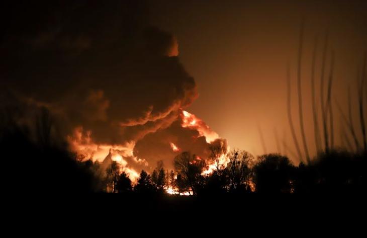 Sűrű füst száll fel egy tüzérségi támadás miatt kigyulladt olajtárolóból Kijev közelében 2022. február 27-én. Fotó: MTI/EPA