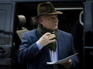 A Miniszterelnöki Sajtóiroda által közreadott képen Orbán Viktor miniszterelnök érkezik a Kossuth rádió óbudai stúdiójába, ahol interjút adott a Jó reggelt, Magyarország! című műsorban 2025. január 24-én. 