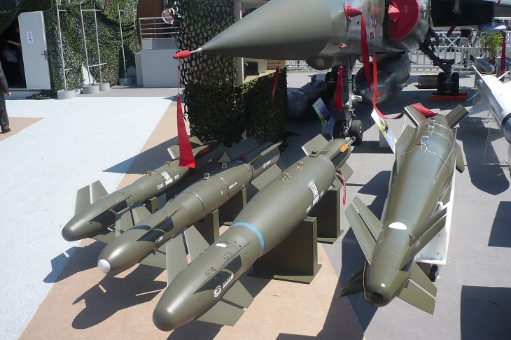 Az AASM, avagy HAMMER bombák különböző változatai egy fegyverkiállításon. Szovjet repülőgéptípusokkal is bevethetők lesznek. Fotó: Wikimedia
