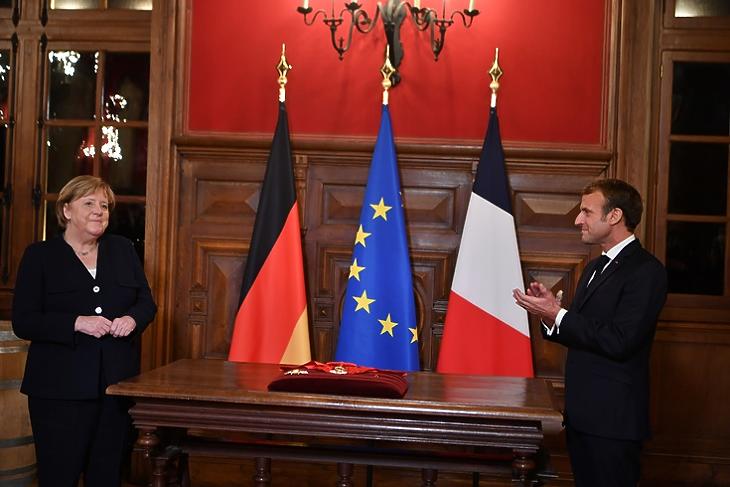 Emmanuel Macron megtapsolta a távozó német kancellárt a kitüntetés átadási ceremónián. Beaune, Franciaország, 2021. november 3. EPA/PHILIPPE DESMAZES /POOL